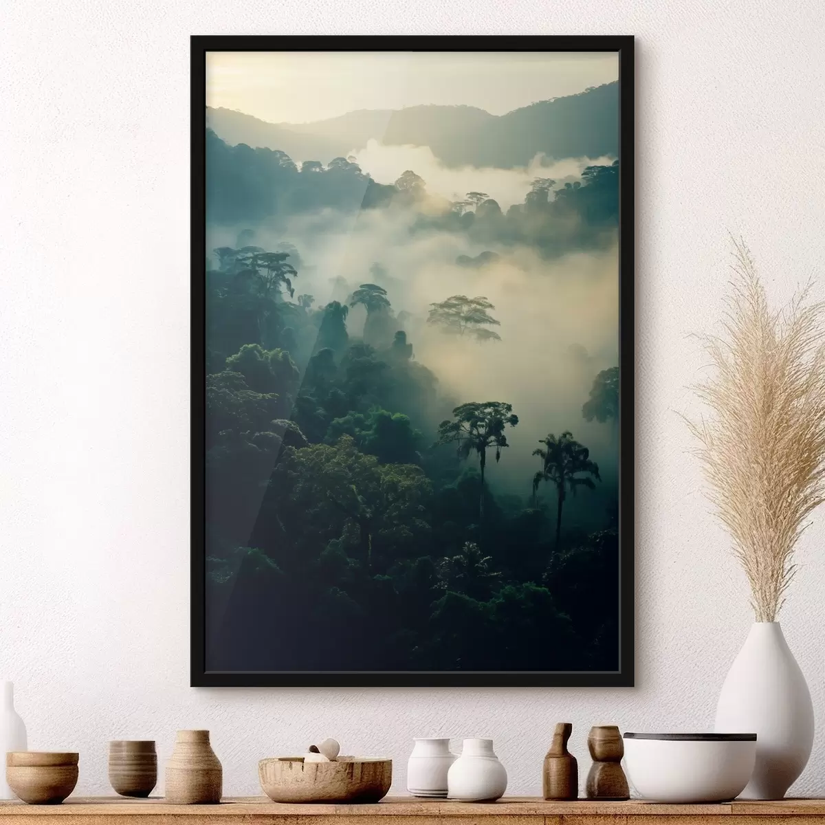 Poster Selva tropical con frondosos árboles verdes y una espesa capa de niebla , creando un ambiente atmosférico f45190