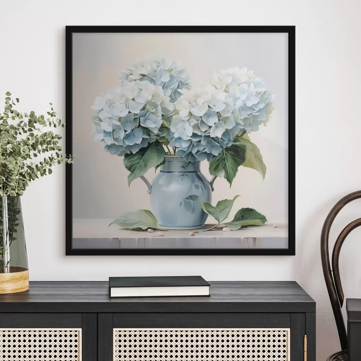 Poster Hortensias frescas en un jarrón azul sobre fondo claro f45043