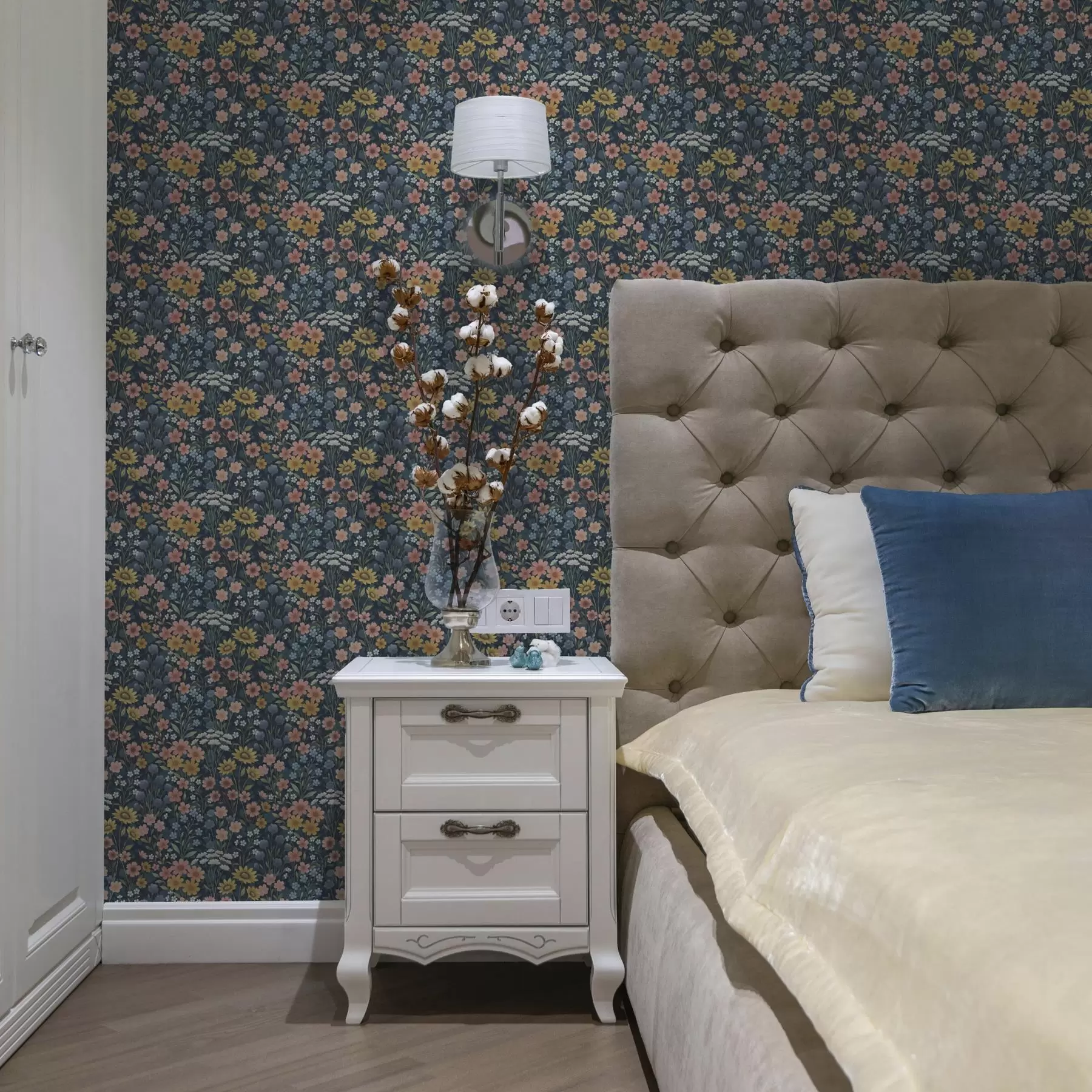 murales de pared Coloridas flores de acuarela sobre azul marino a00381