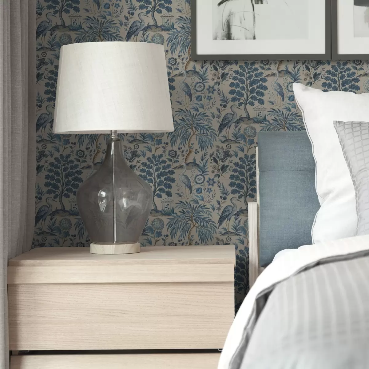 Papel pintado Toile de Jouy con pájaros azules y árboles tropicales a00382