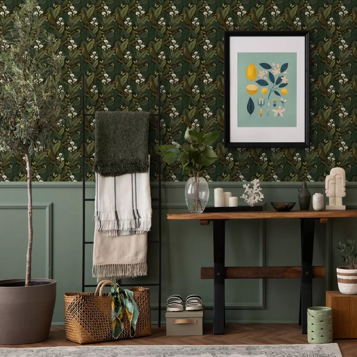 Papel pintado Aves tropicales y exuberante vegetación sobre fondo oscuro de selva a00397