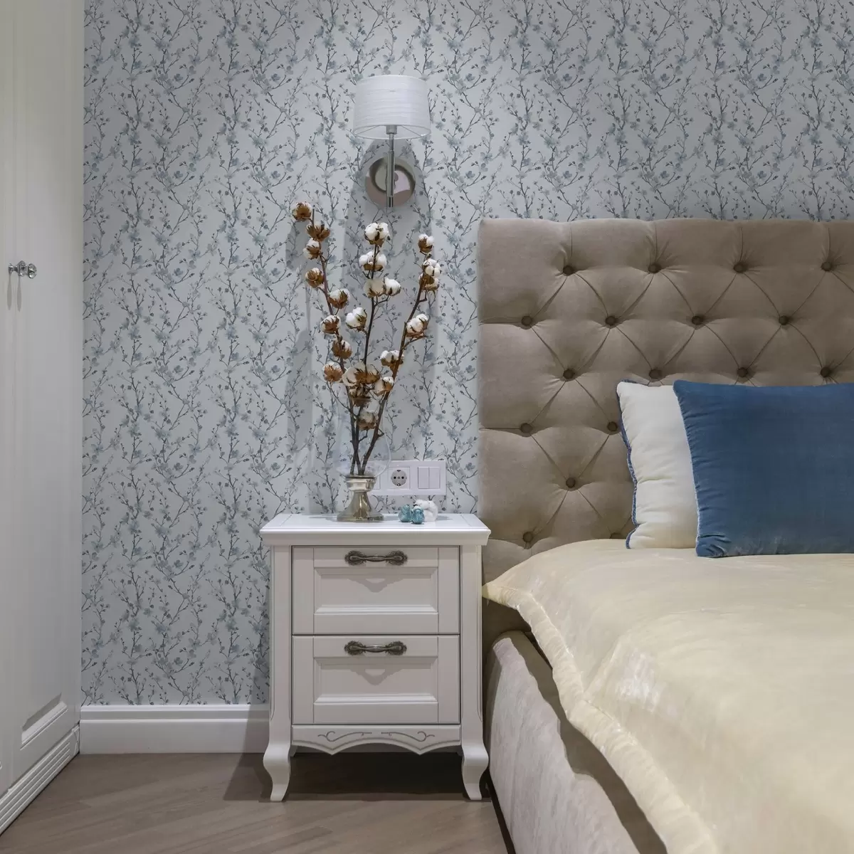 Papel pintado Cerezos en flor azules sobre fondo blanco con suave contraste a00399