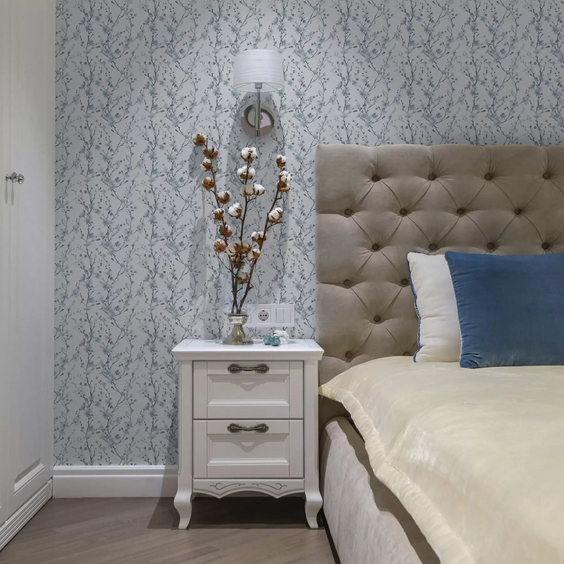 murales de pared Cerezos en flor azules sobre fondo blanco con suave contraste a00399