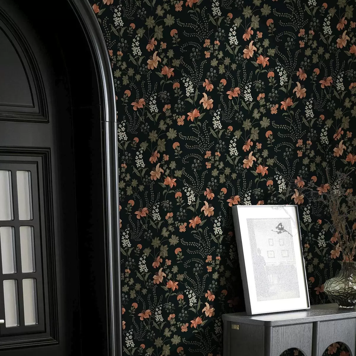 Papel pintado Lirios naranjas y pequeñas flores sobre fondo negro a00463