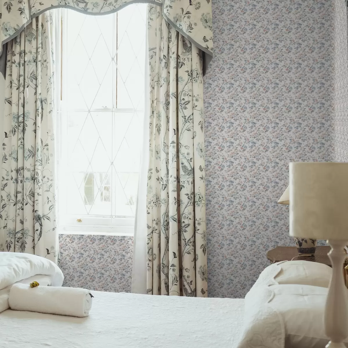 Papel pintado Pequeño adorno floral en tonos azules y coral a00347