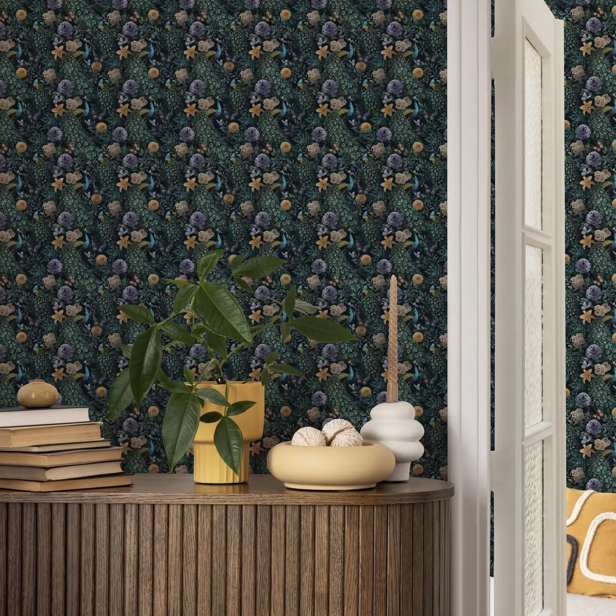 Papel pintado Pavos reales entre flores oscuras y mariposas a00348