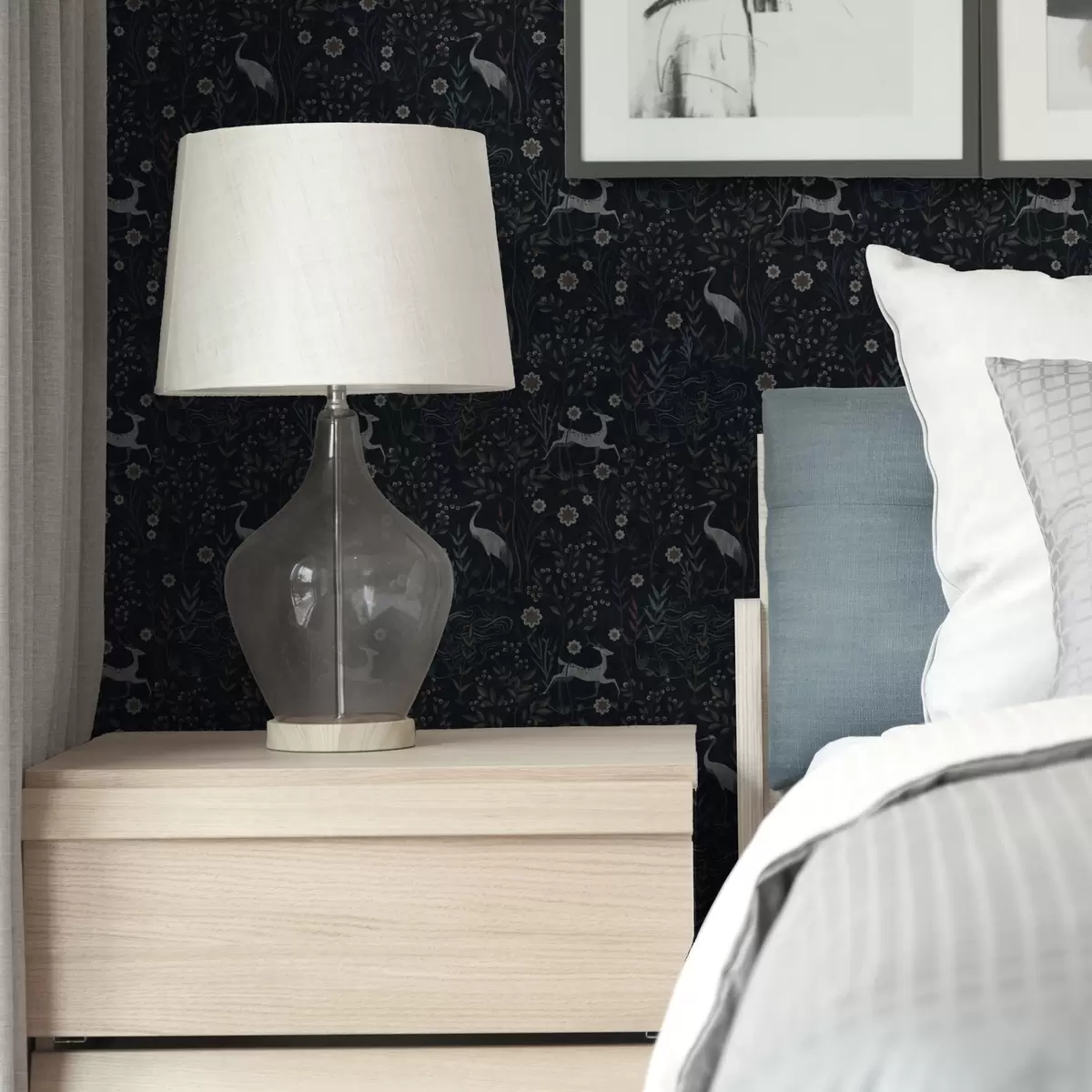 Papel pintado Fondo oscuro con pájaros y ciervos blancos a00363