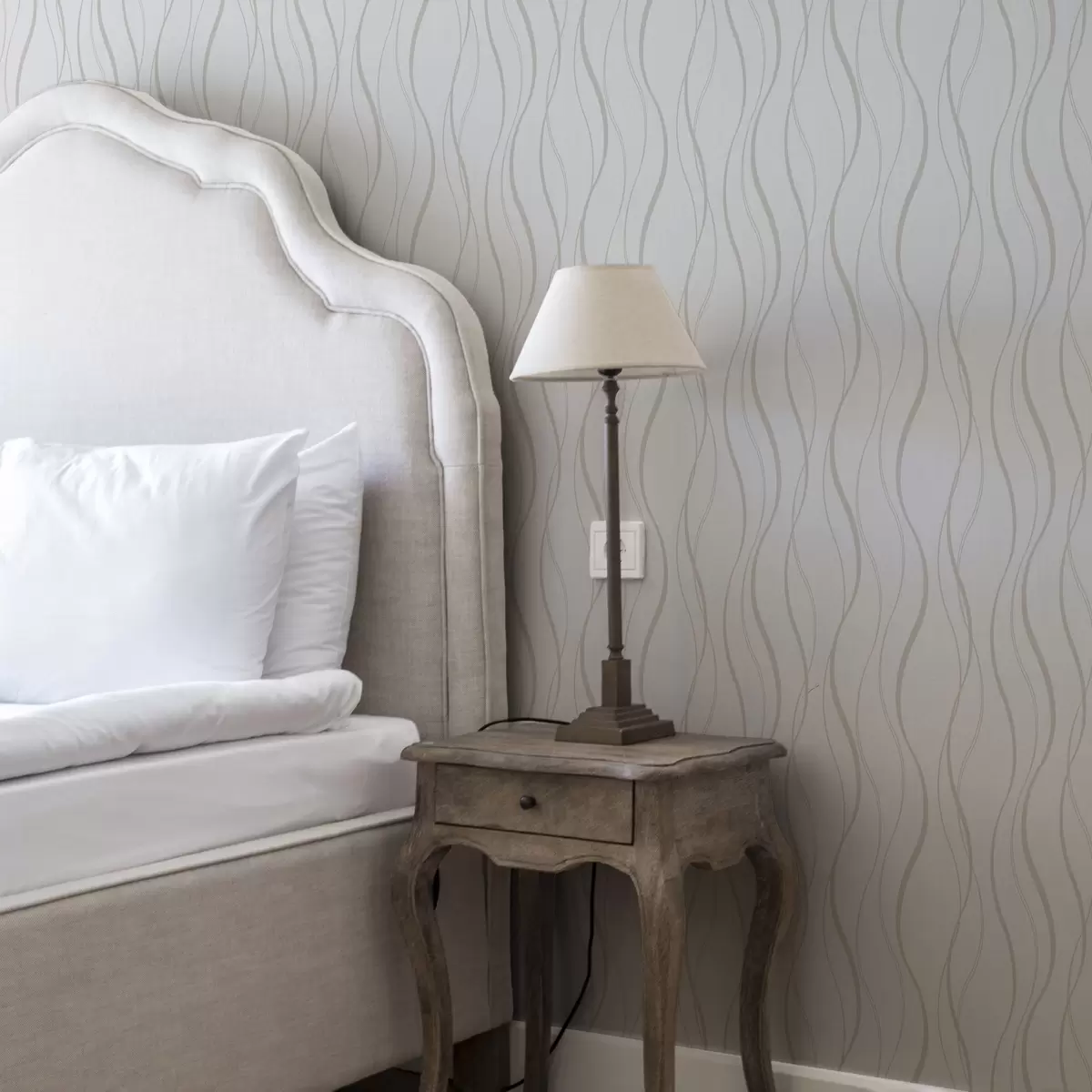 Papel pintado Líneas abstractas onduladas de color beige sobre fondo blanco a00480