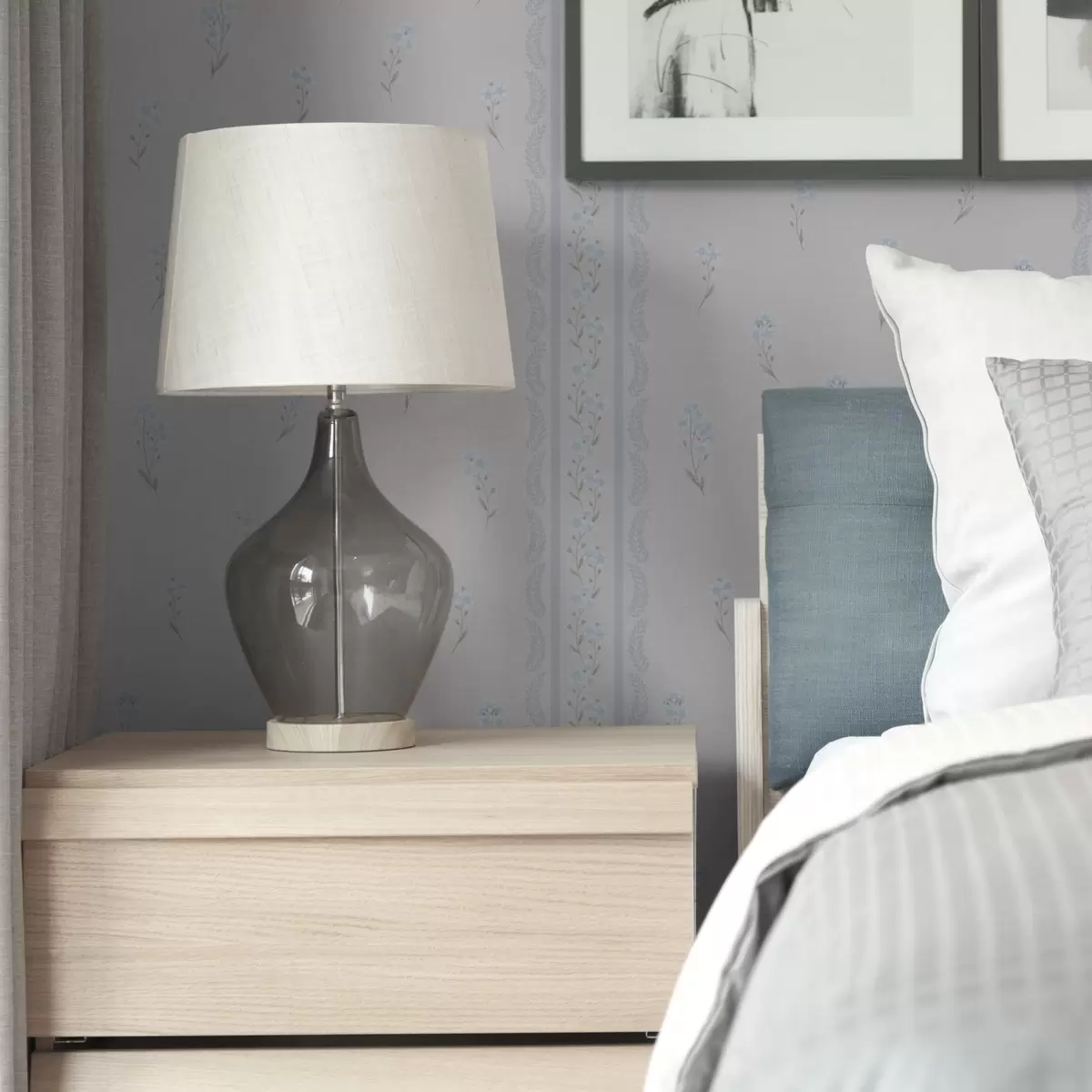 Papel pintado Fondo blanco con flores azules y raya decorativa a00484v1