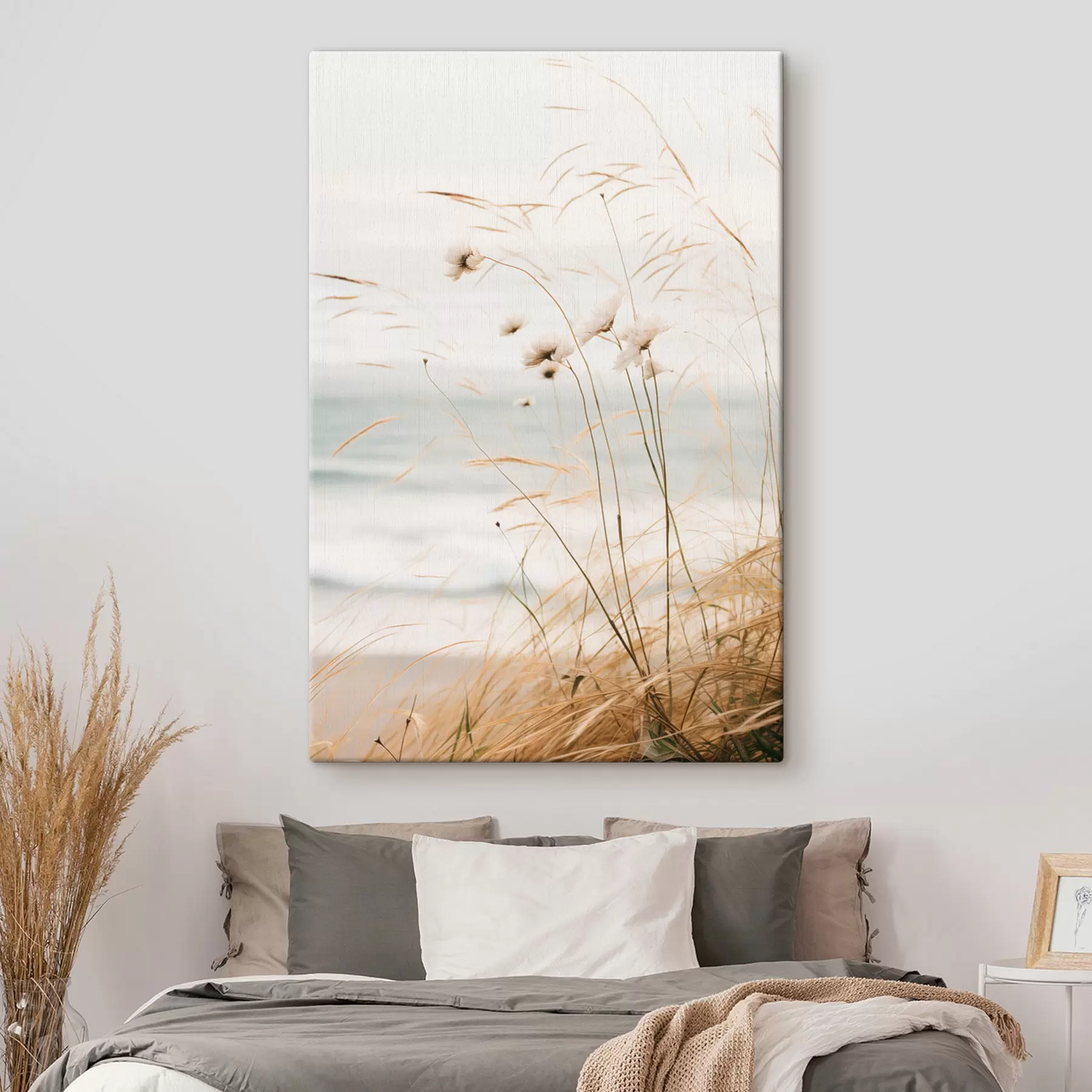 murales de pared Un poco de hierba de algodón y otra hierba seca delante de un mar borroso, paleta de colores suaves y apagados s45562