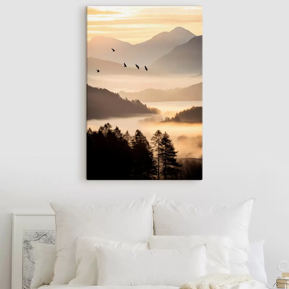 murales de pared Un paisaje montañoso con un bosque y pájaros volando en el cielo , todo cubierto por una espesa capa de niebla durante el amanecer s45564