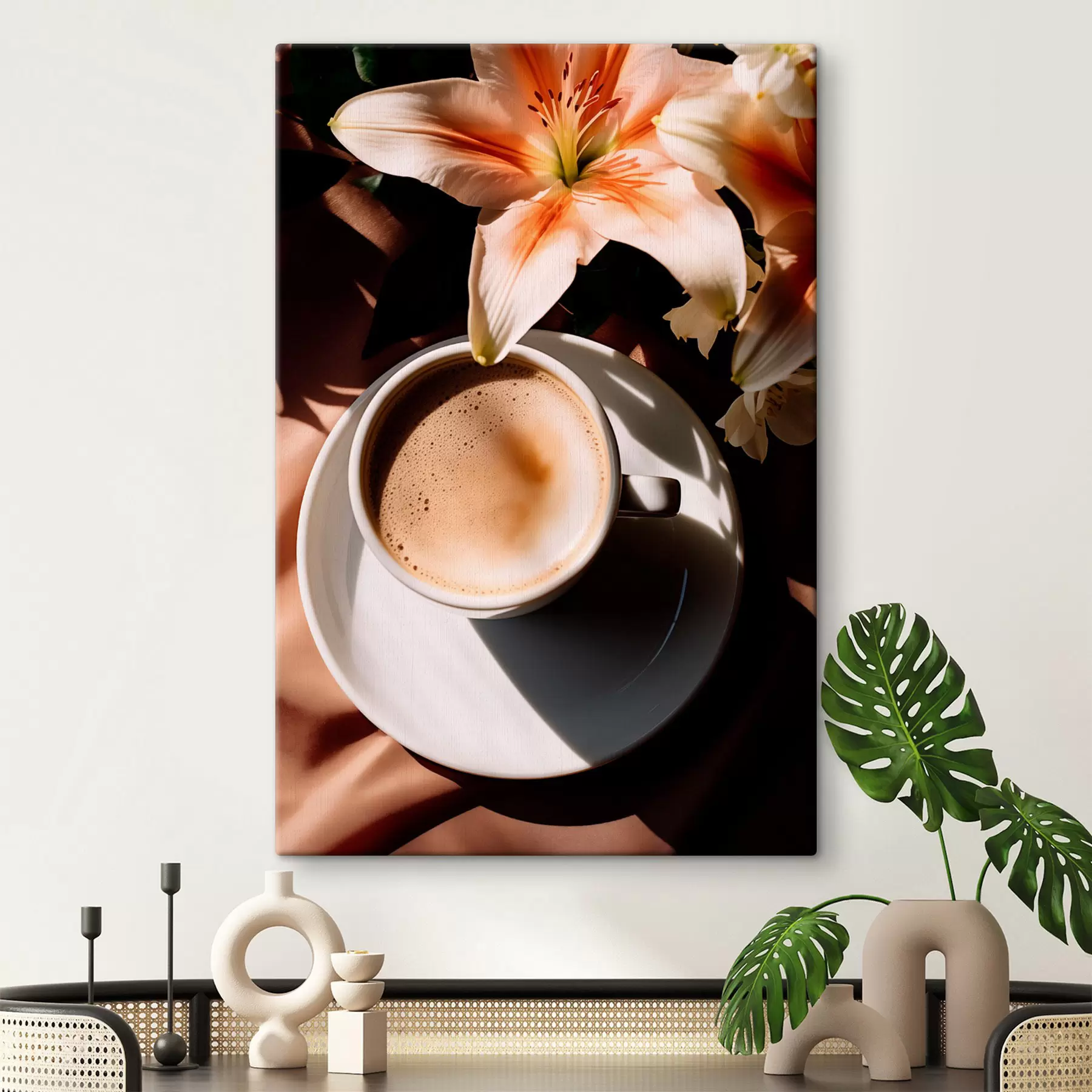 murales de pared Una taza de café con espuma en un plato blanco, unas flores al fondo, con luz solar s45569