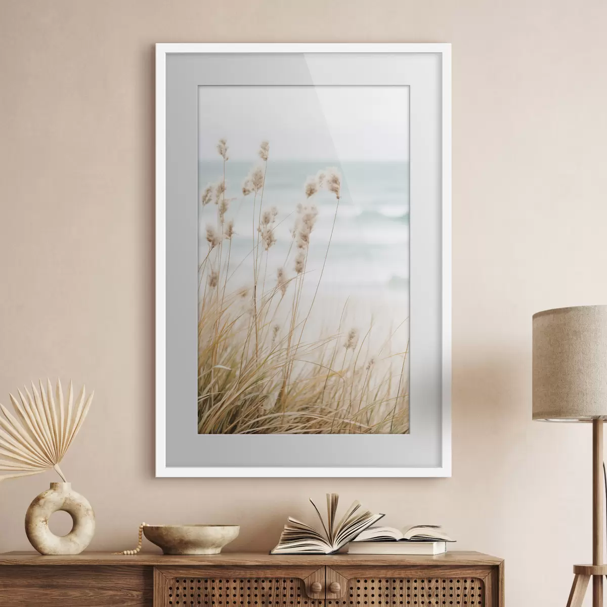 Poster Hierba alta con esponjosas cabezas de semillas, playa de arena y olas del océano al fondo, paleta de colores suaves y apagados f45561