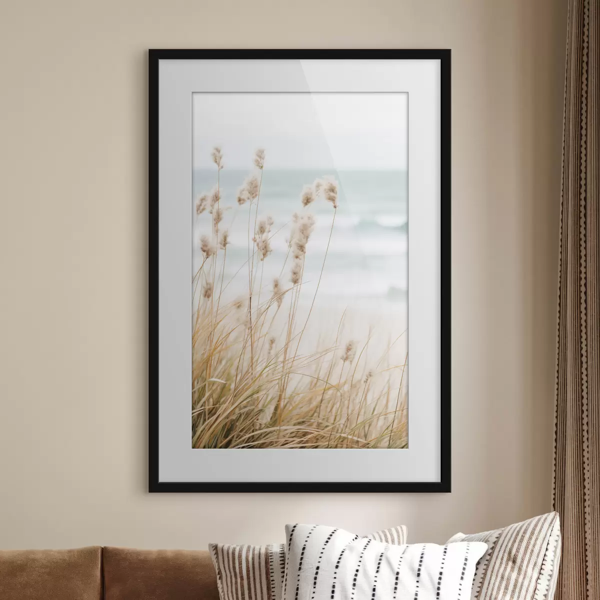 Poster Hierba alta con esponjosas cabezas de semillas, playa de arena y olas del océano al fondo, paleta de colores suaves y apagados f45561