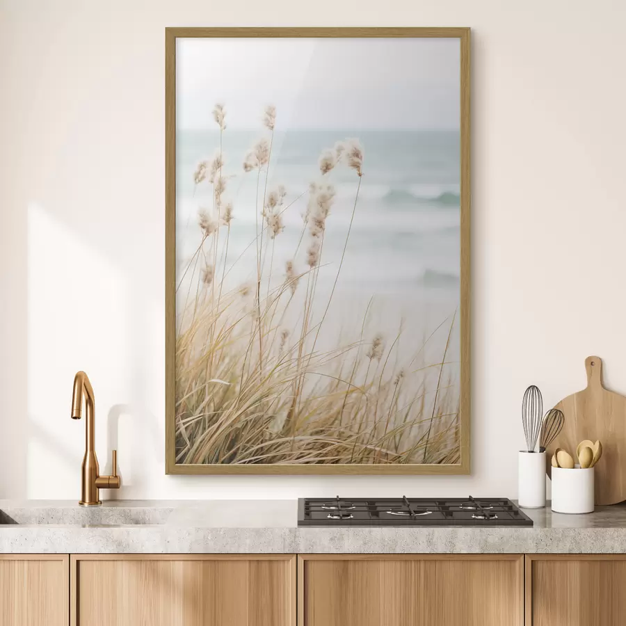 murales de pared Hierba alta con esponjosas cabezas de semillas, playa de arena y olas del océano al fondo, paleta de colores suaves y apagados f45561