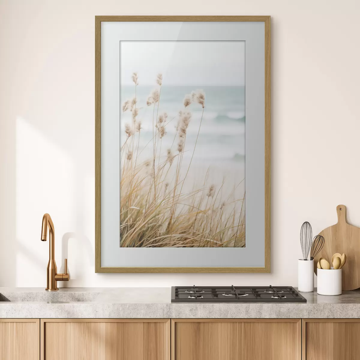 Poster Hierba alta con esponjosas cabezas de semillas, playa de arena y olas del océano al fondo, paleta de colores suaves y apagados f45561