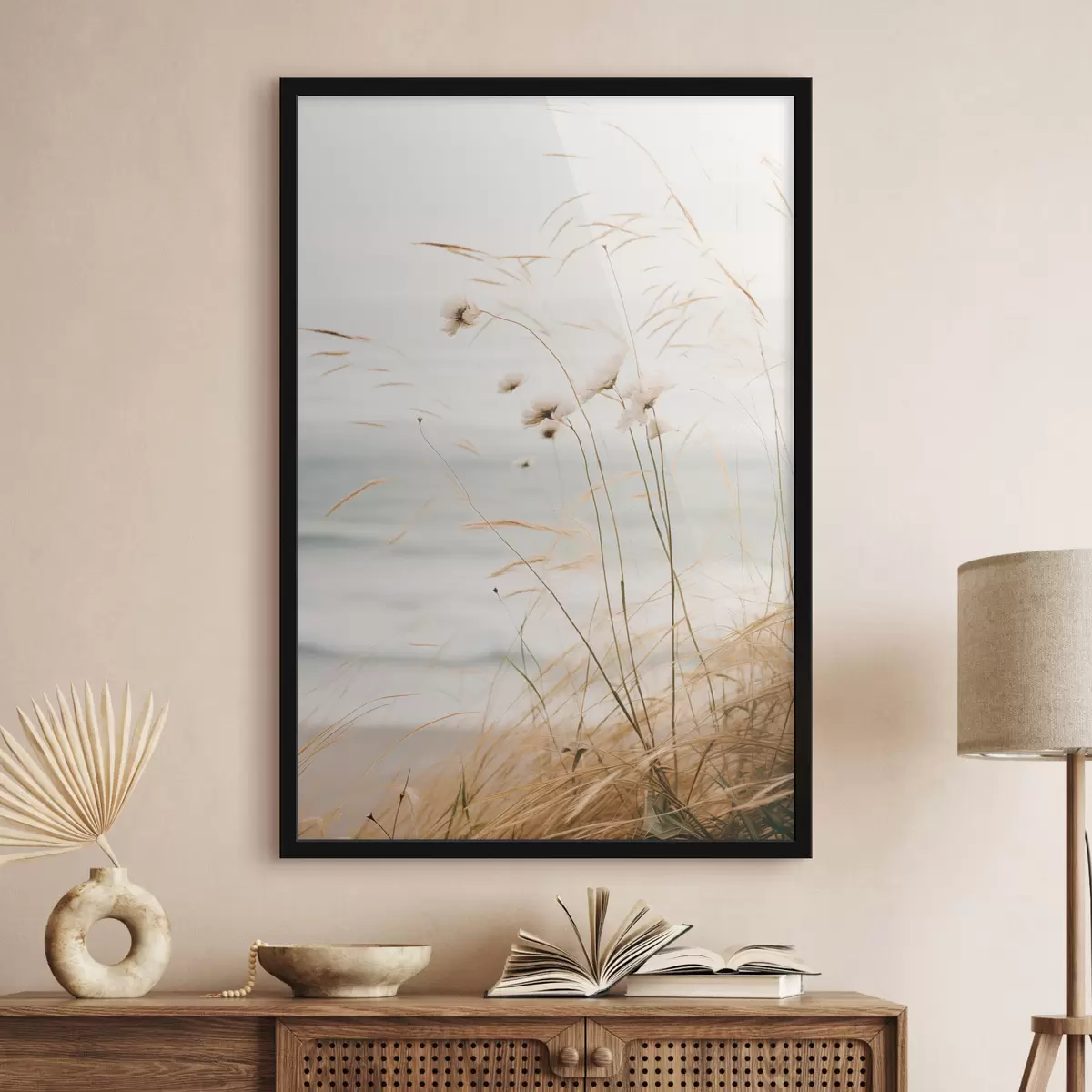 Poster Un poco de hierba de algodón y otra hierba seca delante de un mar borroso, paleta de colores suaves y apagados f45562