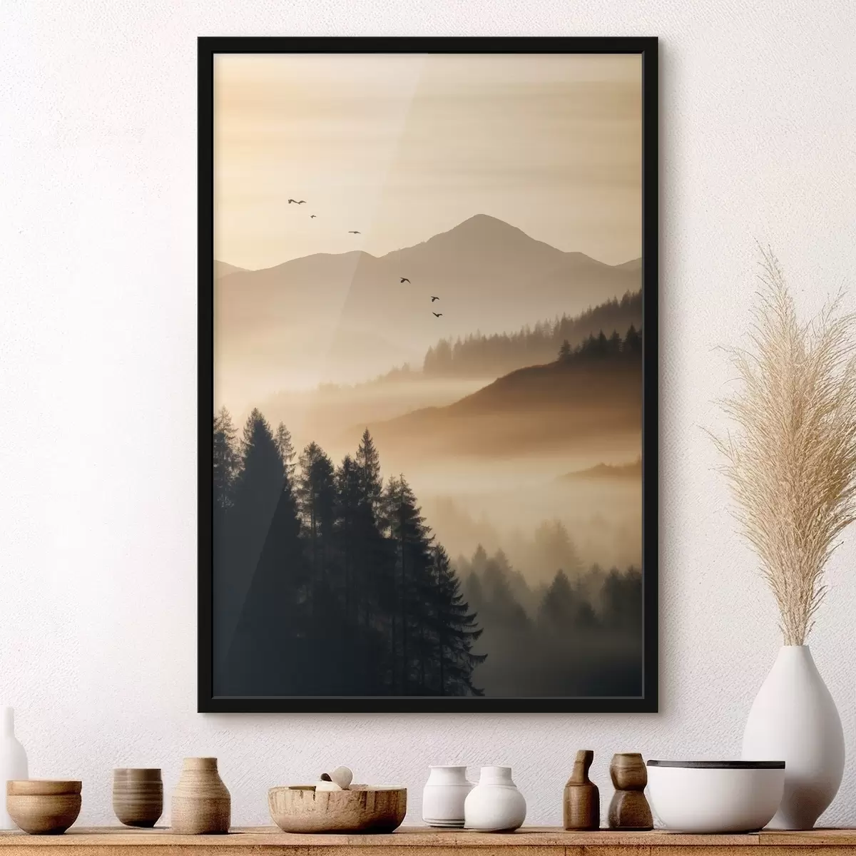 Poster Un paisaje montañoso con un bosque y pájaros volando en el cielo , todo cubierto por una espesa capa de niebla durante el amanecer f45563