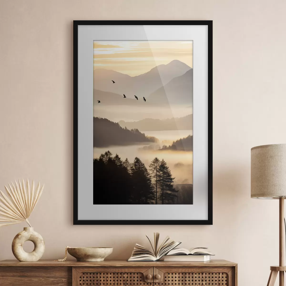 Poster Un paisaje montañoso con un bosque y pájaros volando en el cielo , todo cubierto por una espesa capa de niebla durante el amanecer f45564