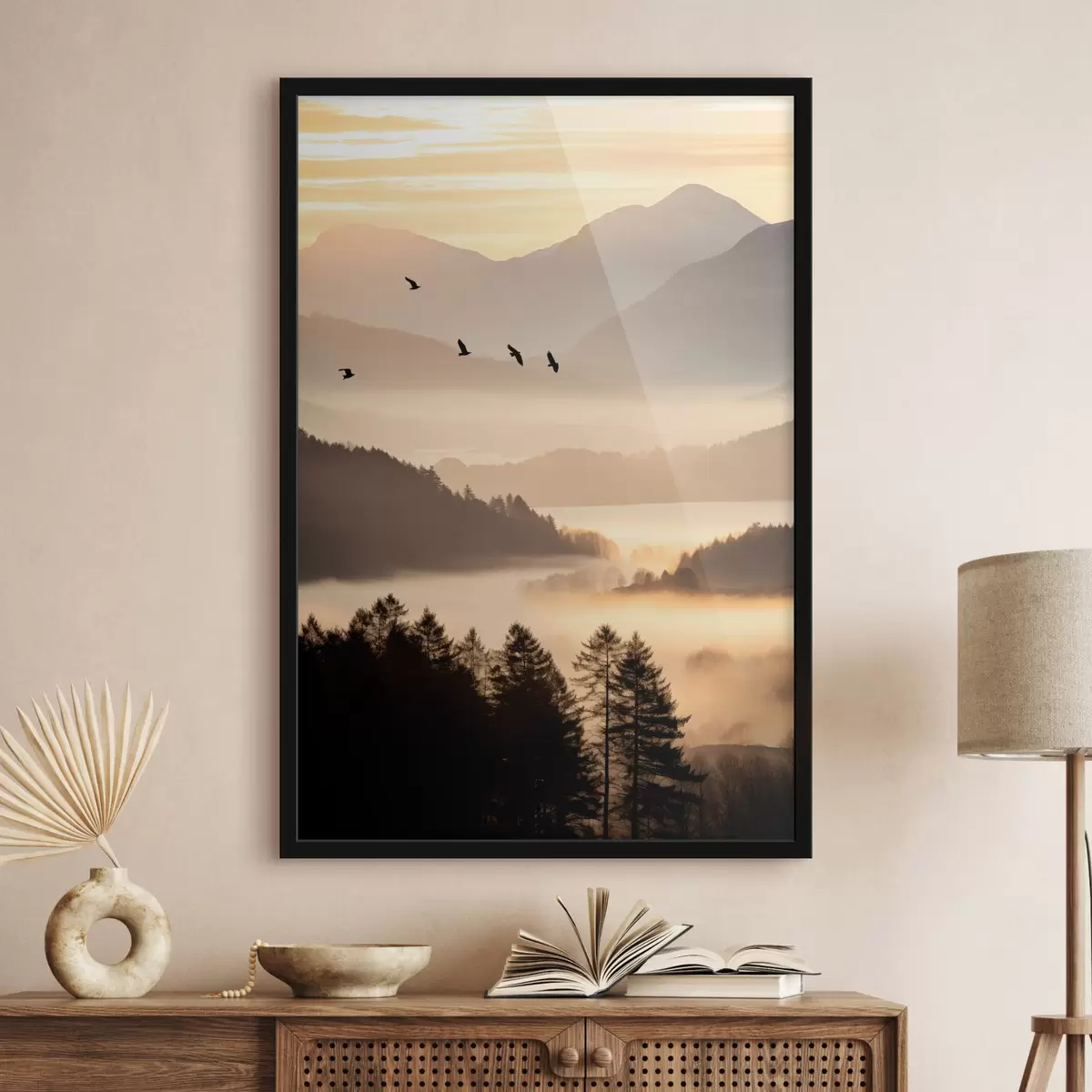Poster Un paisaje montañoso con un bosque y pájaros volando en el cielo , todo cubierto por una espesa capa de niebla durante el amanecer f45564