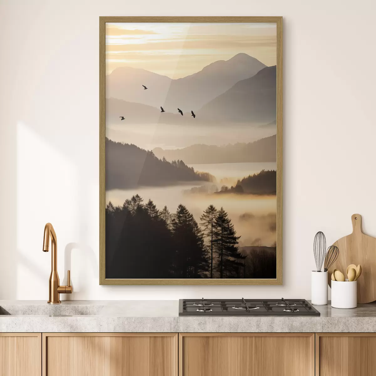 Poster Un paisaje montañoso con un bosque y pájaros volando en el cielo , todo cubierto por una espesa capa de niebla durante el amanecer f45564