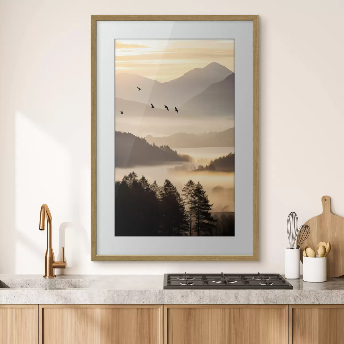 Poster Un paisaje montañoso con un bosque y pájaros volando en el cielo , todo cubierto por una espesa capa de niebla durante el amanecer f45564