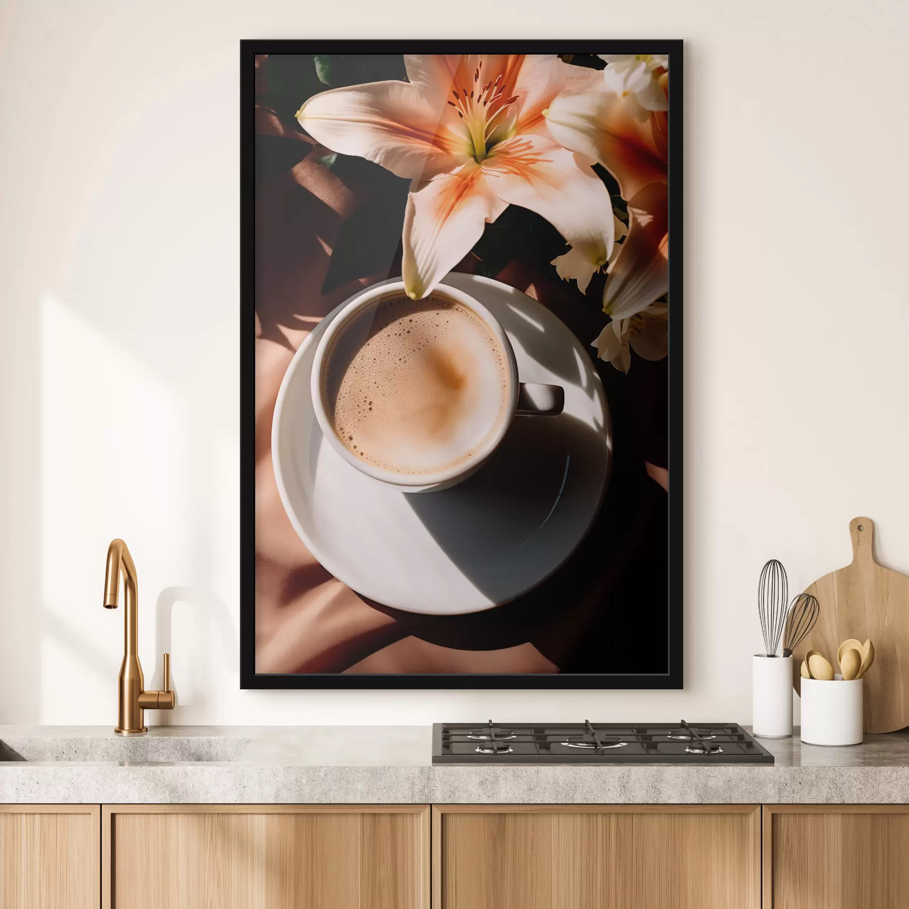murales de pared Una taza de café con espuma en un plato blanco, unas flores al fondo, con luz solar f45569