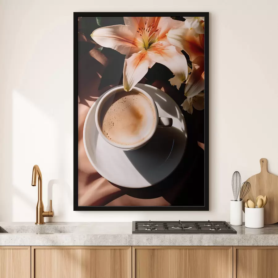 murales de pared Una taza de café con espuma en un plato blanco, unas flores al fondo, con luz solar f45569