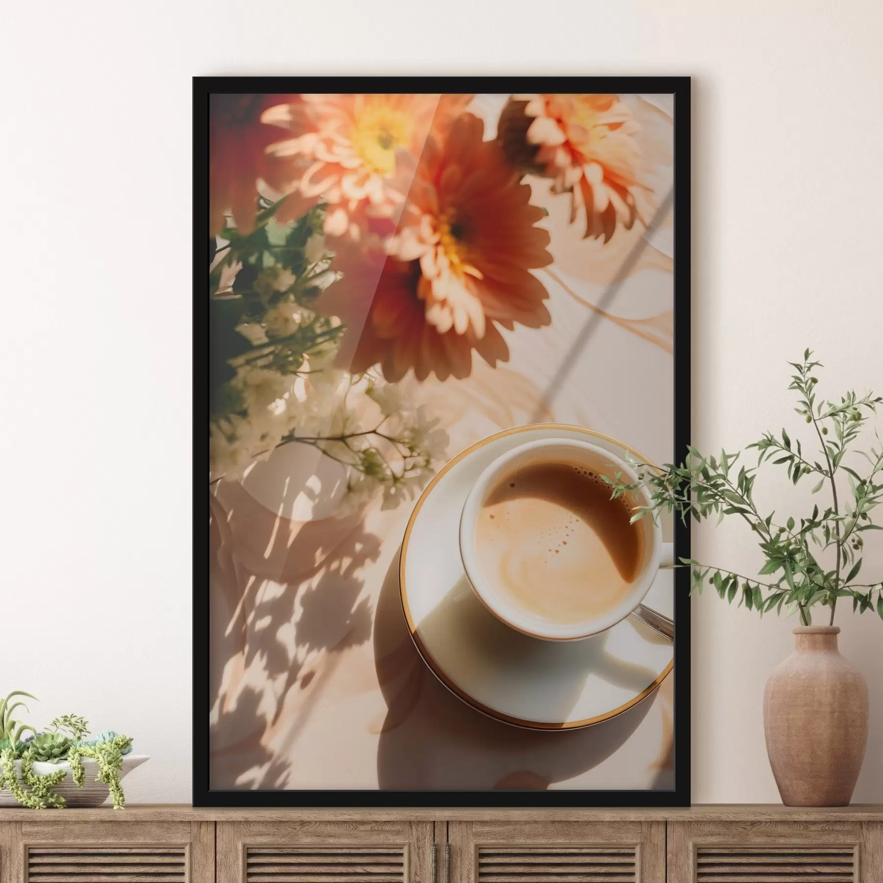 murales de pared Una taza de café con espuma en un plato blanco, unas flores al fondo, con luz solar f45570