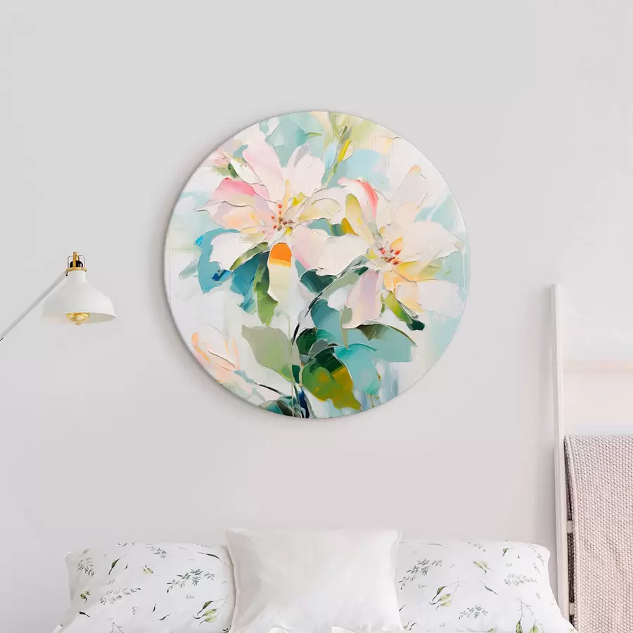 murales de pared Flores con acentos de color, hojas verdes, pinceladas suaves imitación pintura al óleo, fondo azul claro r45549