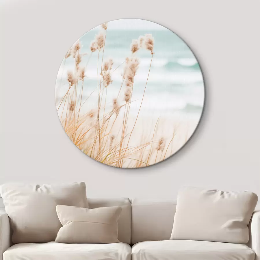 murales de pared Hierba alta con esponjosas cabezas de semillas, playa de arena y olas del océano al fondo, paleta de colores suaves y apagados r45561