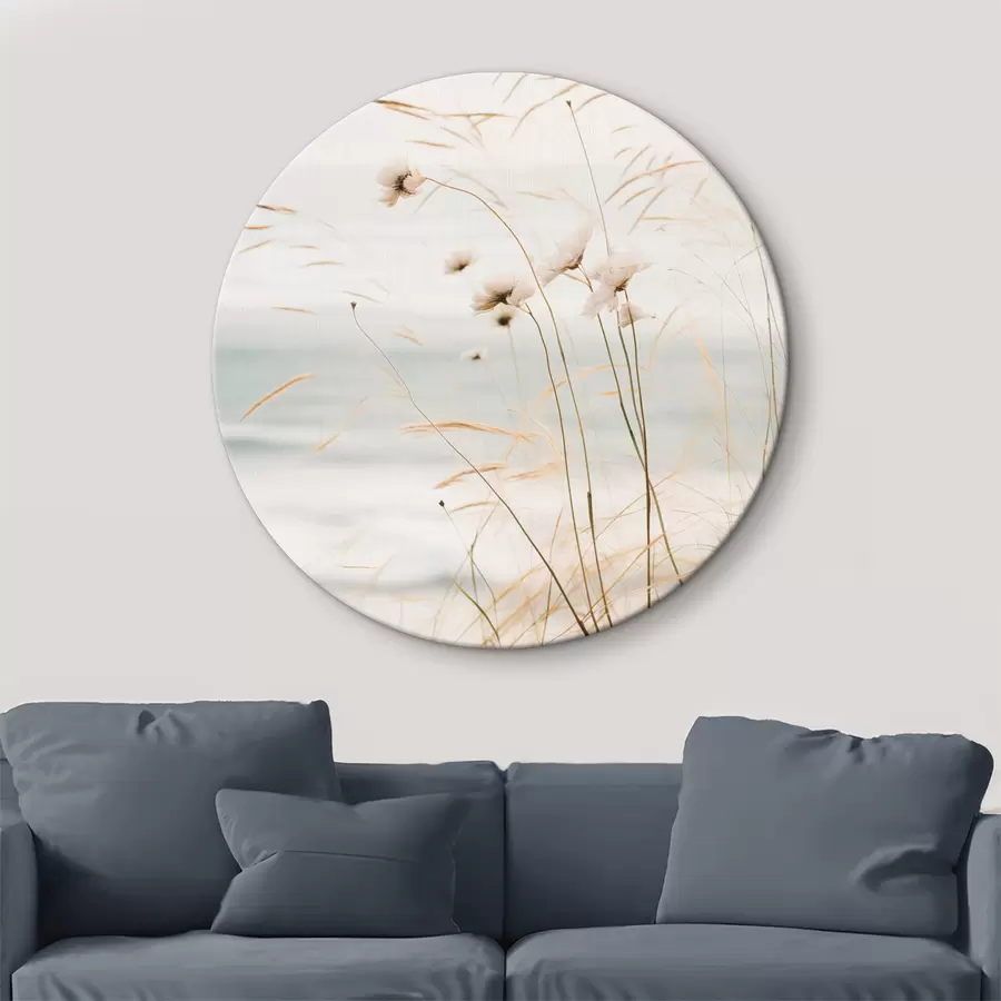 murales de pared Un poco de hierba de algodón y otra hierba seca delante de un mar borroso, paleta de colores suaves y apagados r45562