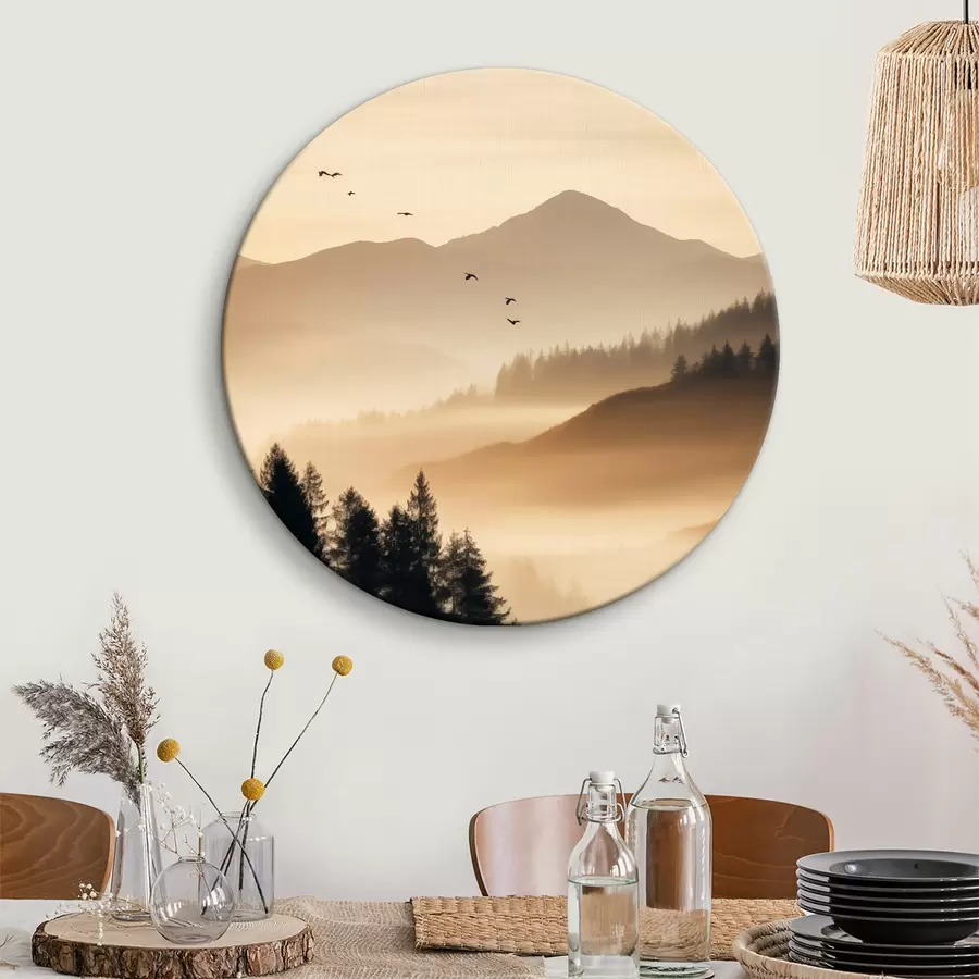 murales de pared Un paisaje montañoso con un bosque y pájaros volando en el cielo , todo cubierto por una espesa capa de niebla durante el amanecer r45563