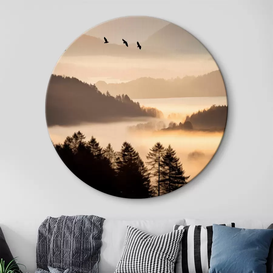 murales de pared Un paisaje montañoso con un bosque y pájaros volando en el cielo , todo cubierto por una espesa capa de niebla durante el amanecer r45564