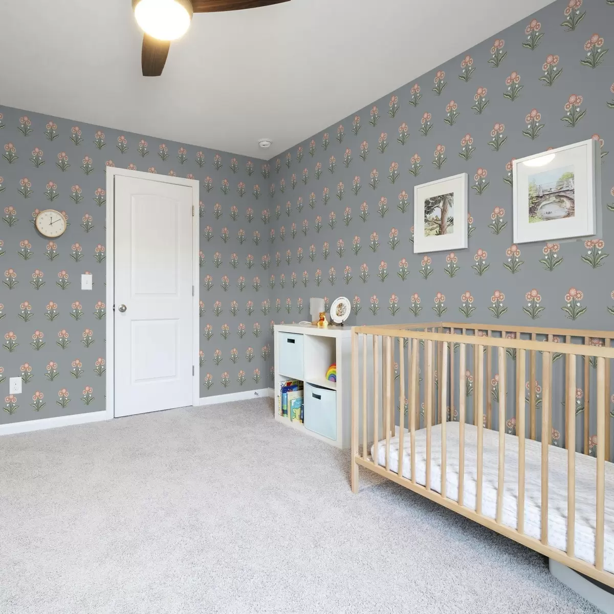 Papel pintado Flores estilizadas sobre fondo gris azulado, paleta cálida a00494