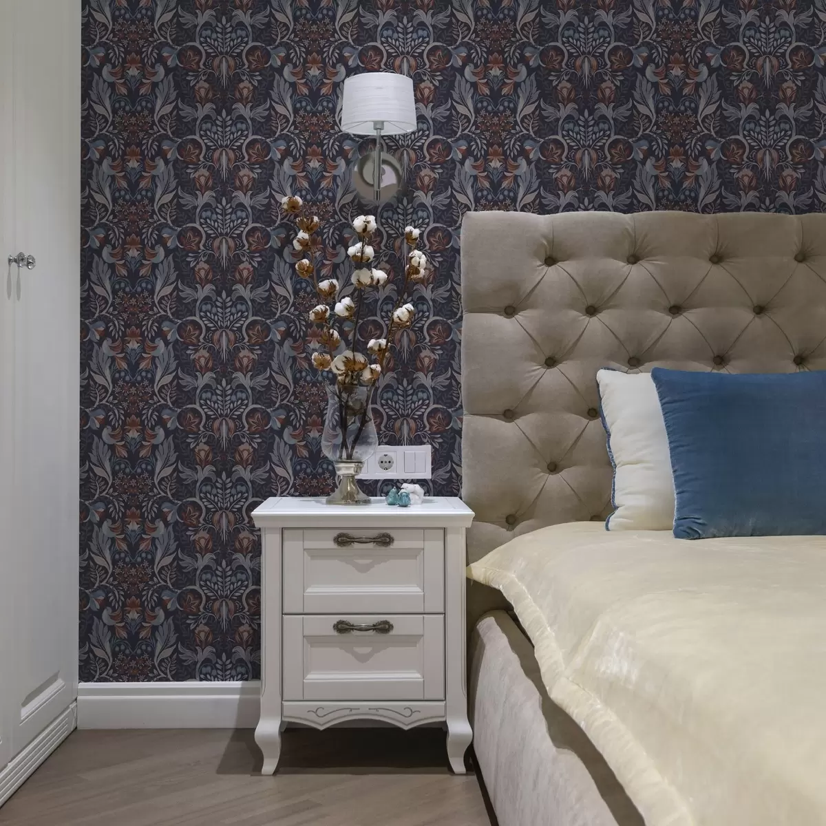 Papel pintado Flores y pájaros populares sobre fondo azul oscuro a00502