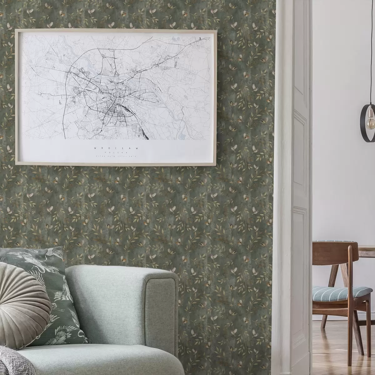 Papel pintado Pájaros entre follaje naranja sobre un fondo verde intenso a00591