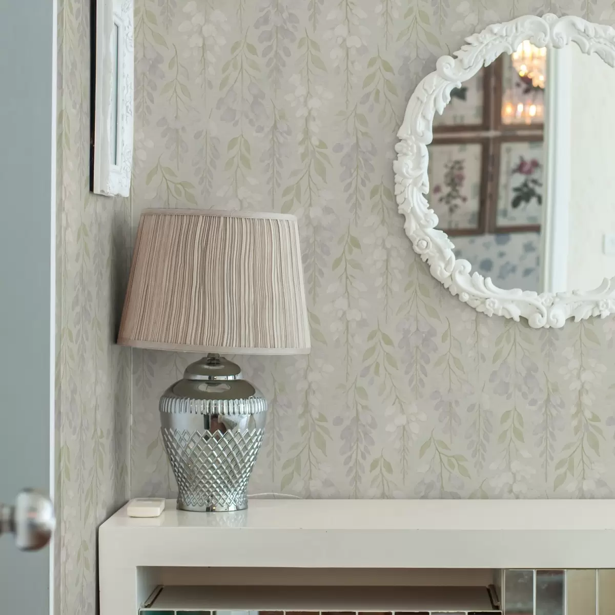 Papel pintado Glicinia lavanda sobre fondo verde menta a00593