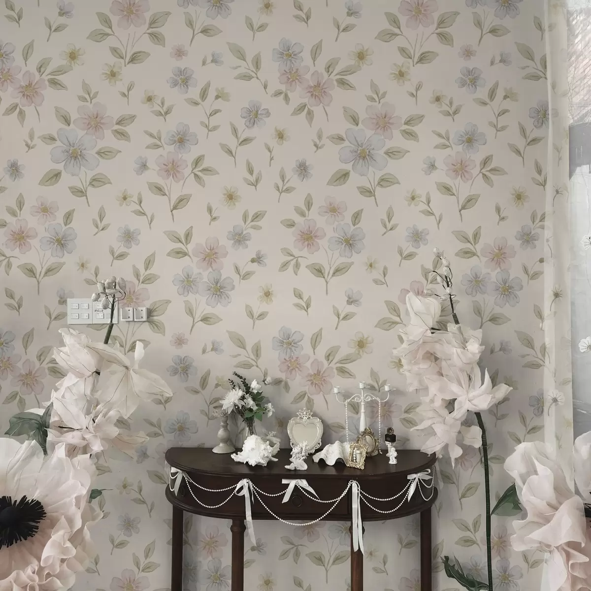 Papel pintado Flores de campo en tonos pastel sobre fondo crema a00596