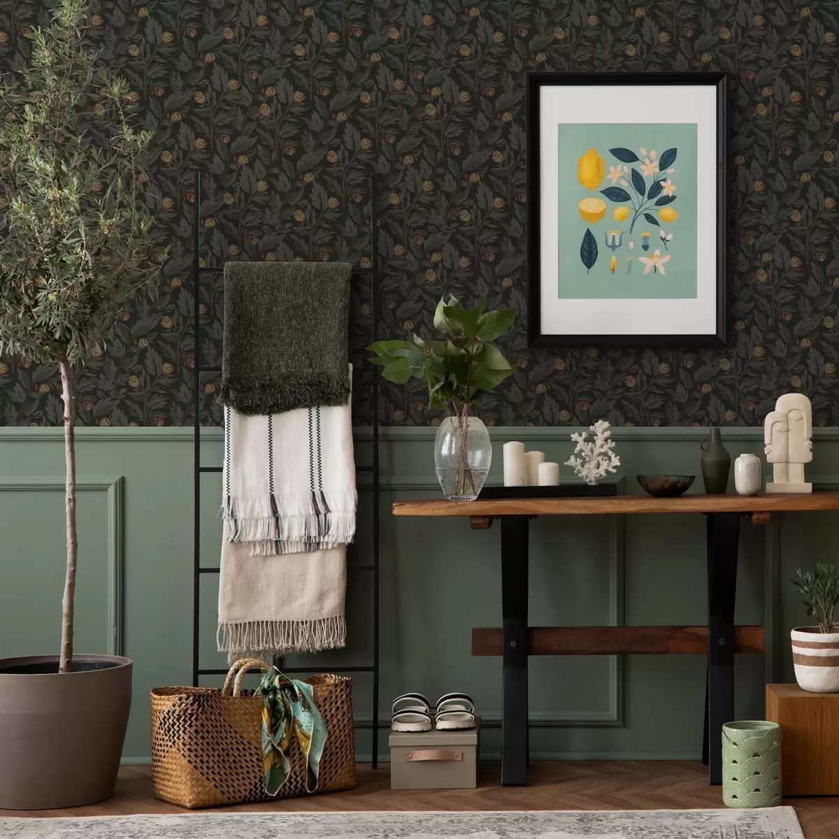 Papel pintado Estampado floral oscuro con capullos y hojas amarillos a00598