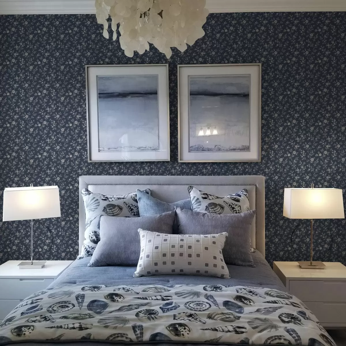 Papel pintado Fondo azul marino oscuro con finas ramas y flores de color beige a00612