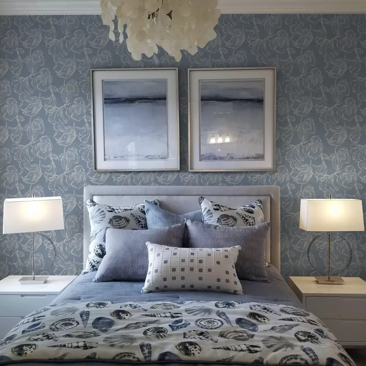 Papel pintado Fondo azul claro con flores de contorno calcáreo a00625v3