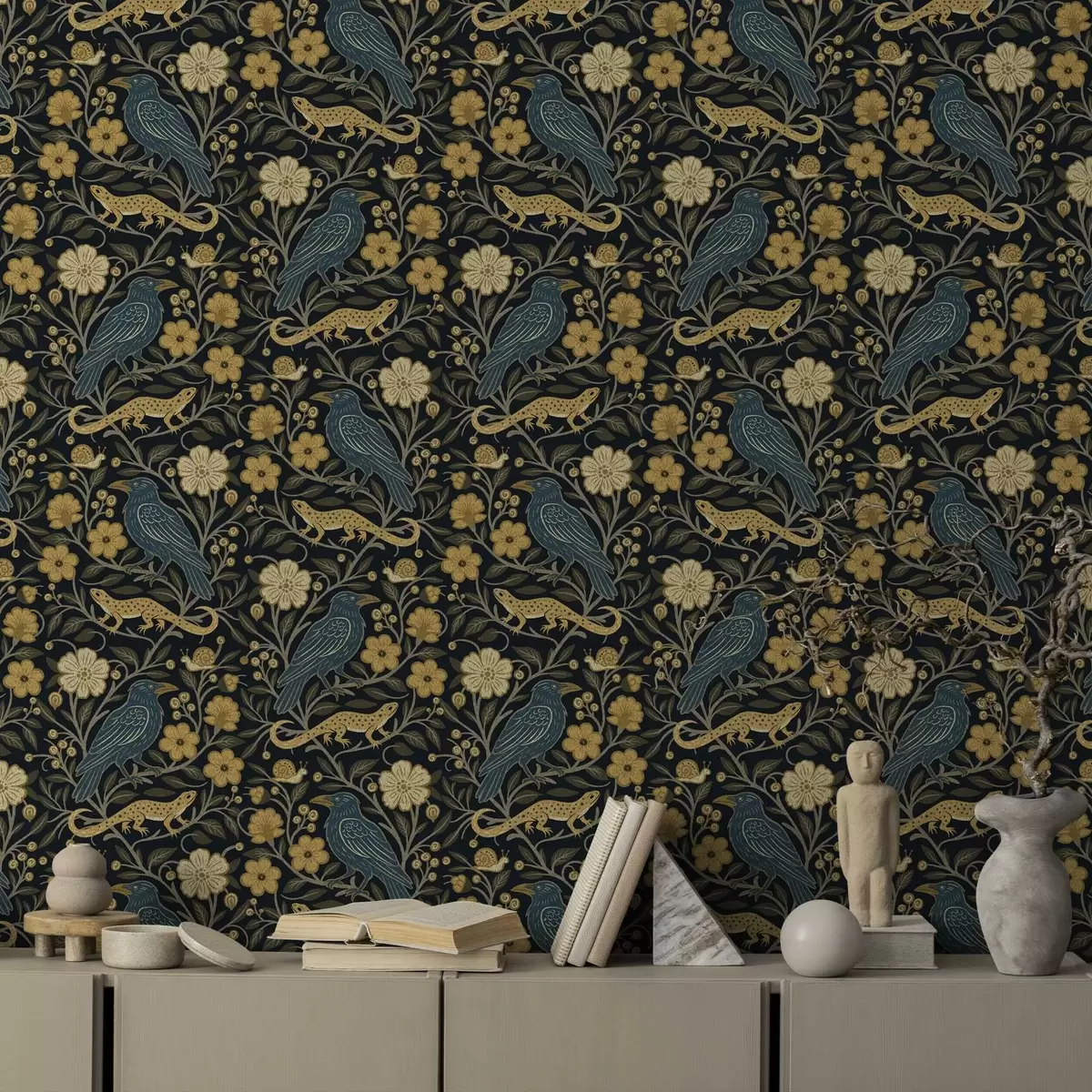 Papel pintado Pájaros, lagartos y caracoles entre flores sobre un fondo oscuro a00691