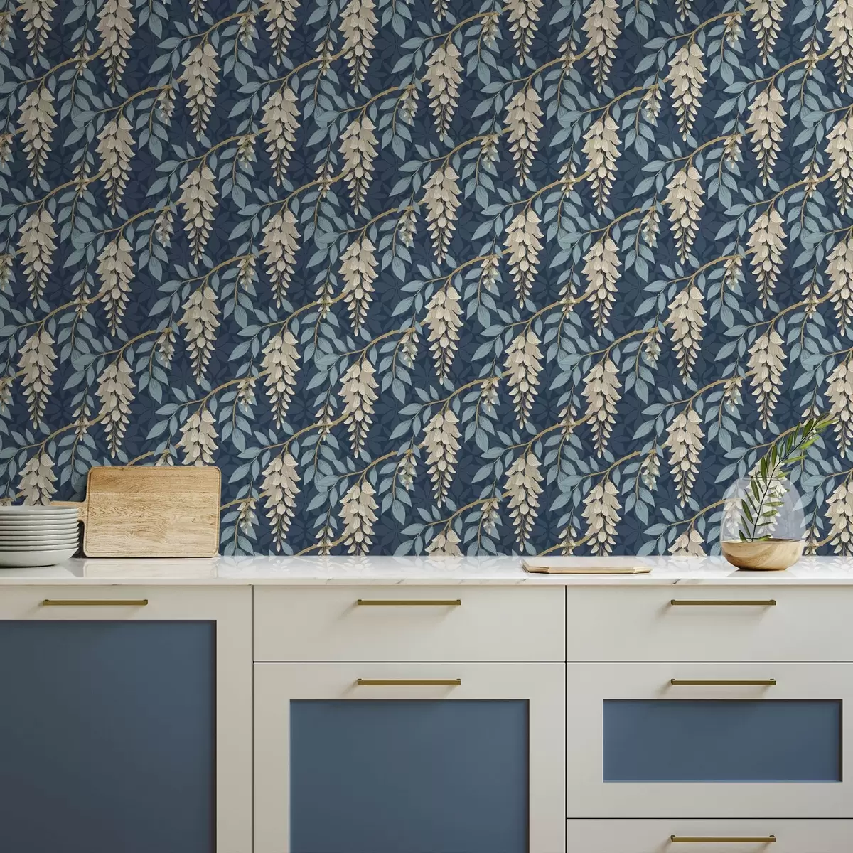 Papel pintado Glicinia con hojas azules sobre fondo azul oscuro a00694v2