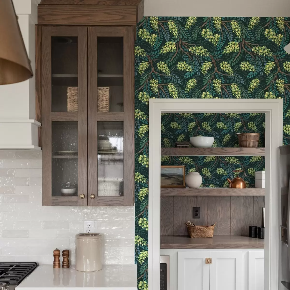 Papel pintado Ramas con inflorescencias verdosas sobre fondo oscuro a00786