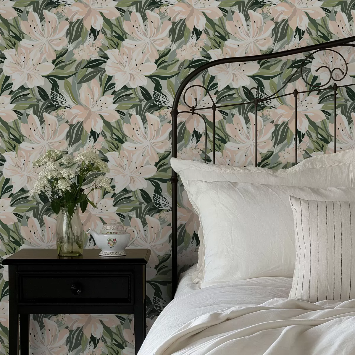 Papel pintado Grandes flores color crema sobre fondo verde claro a00646