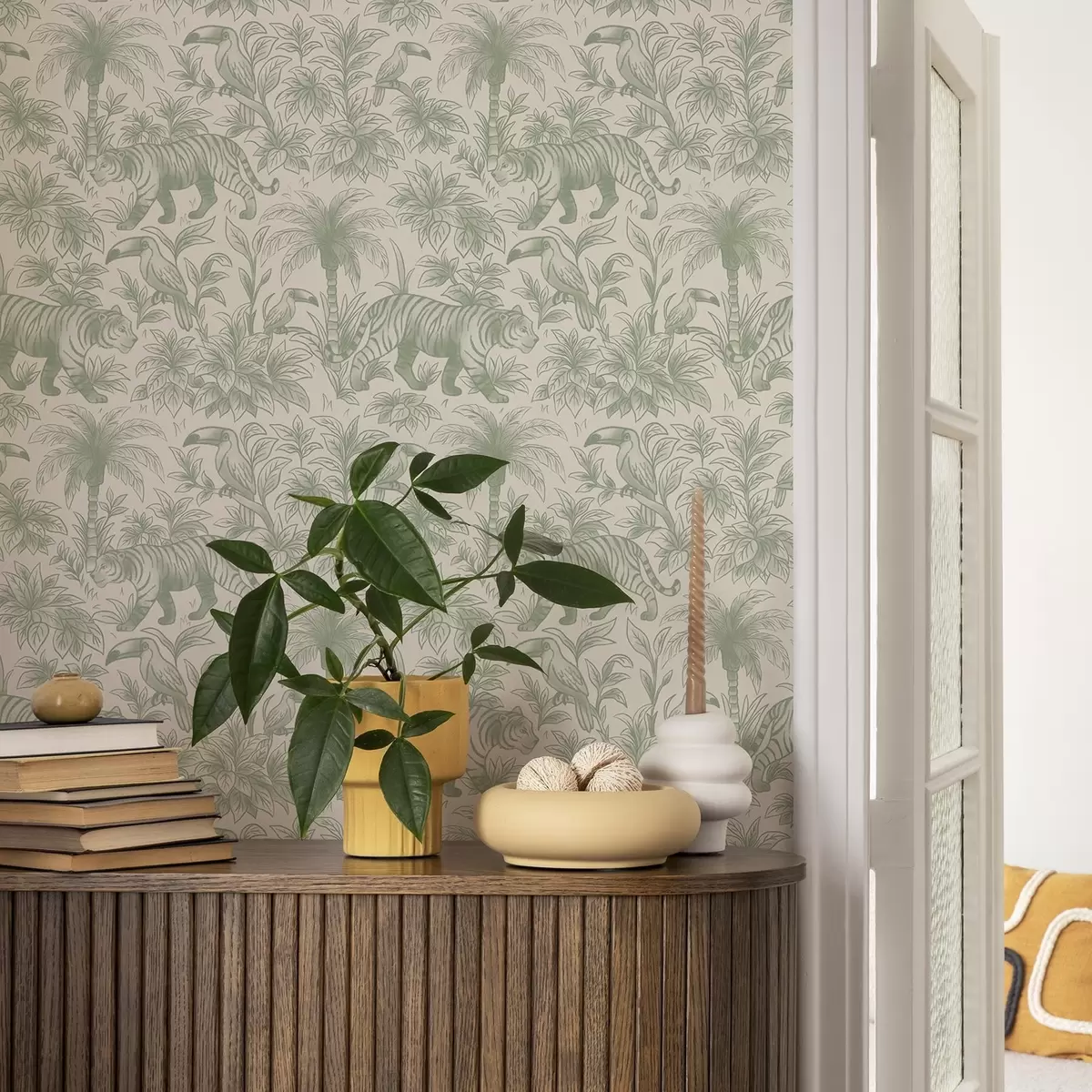 Papel pintado Tigres y aves tropicales entre palmeras sobre un fondo claro a00711