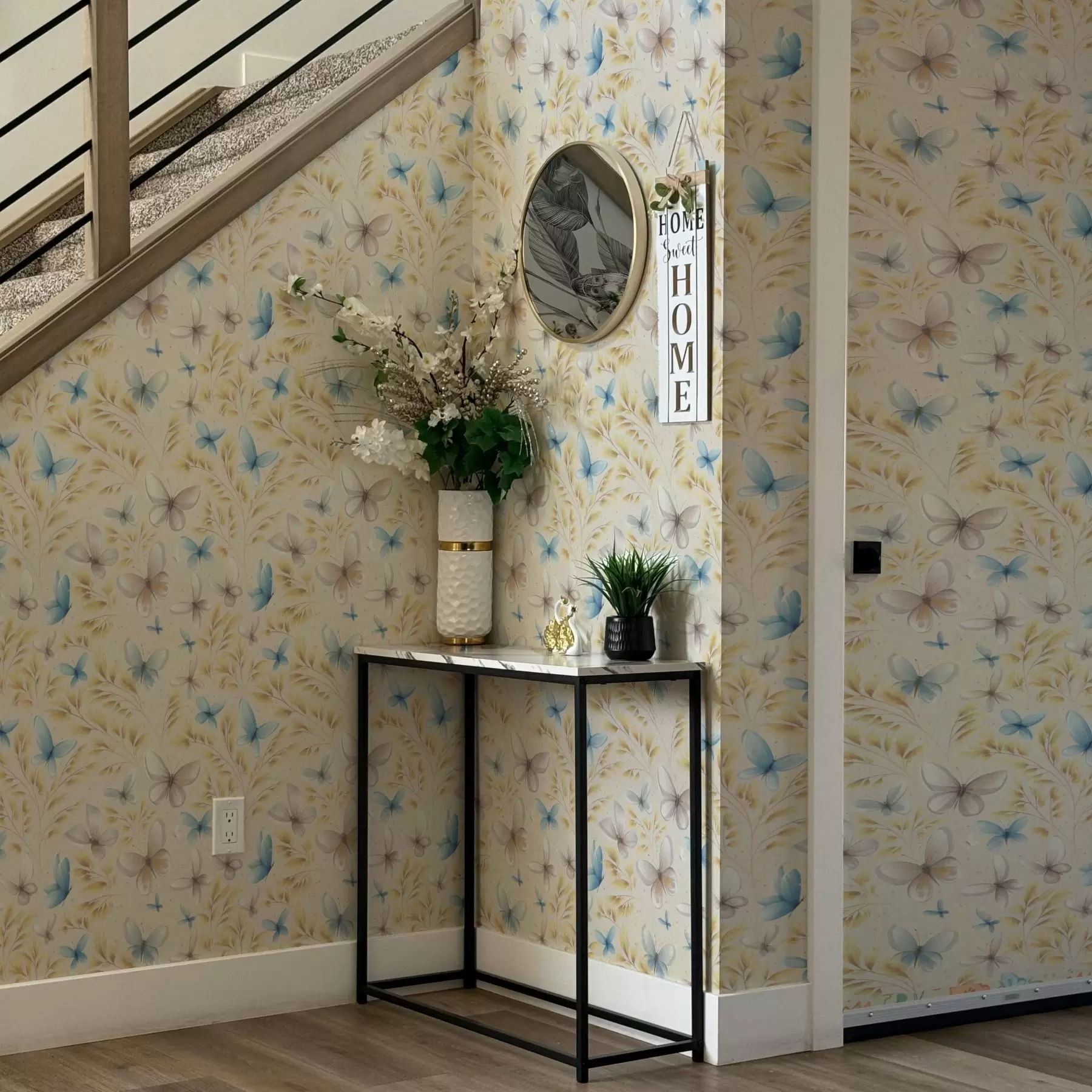 murales de pared Mariposas ligeras entre hojas amarillas sobre un fondo claro. a00795