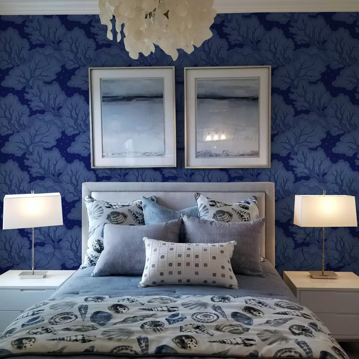 Papel pintado Siluetas de árboles bajo un cielo estrellado en tonos azules a00798