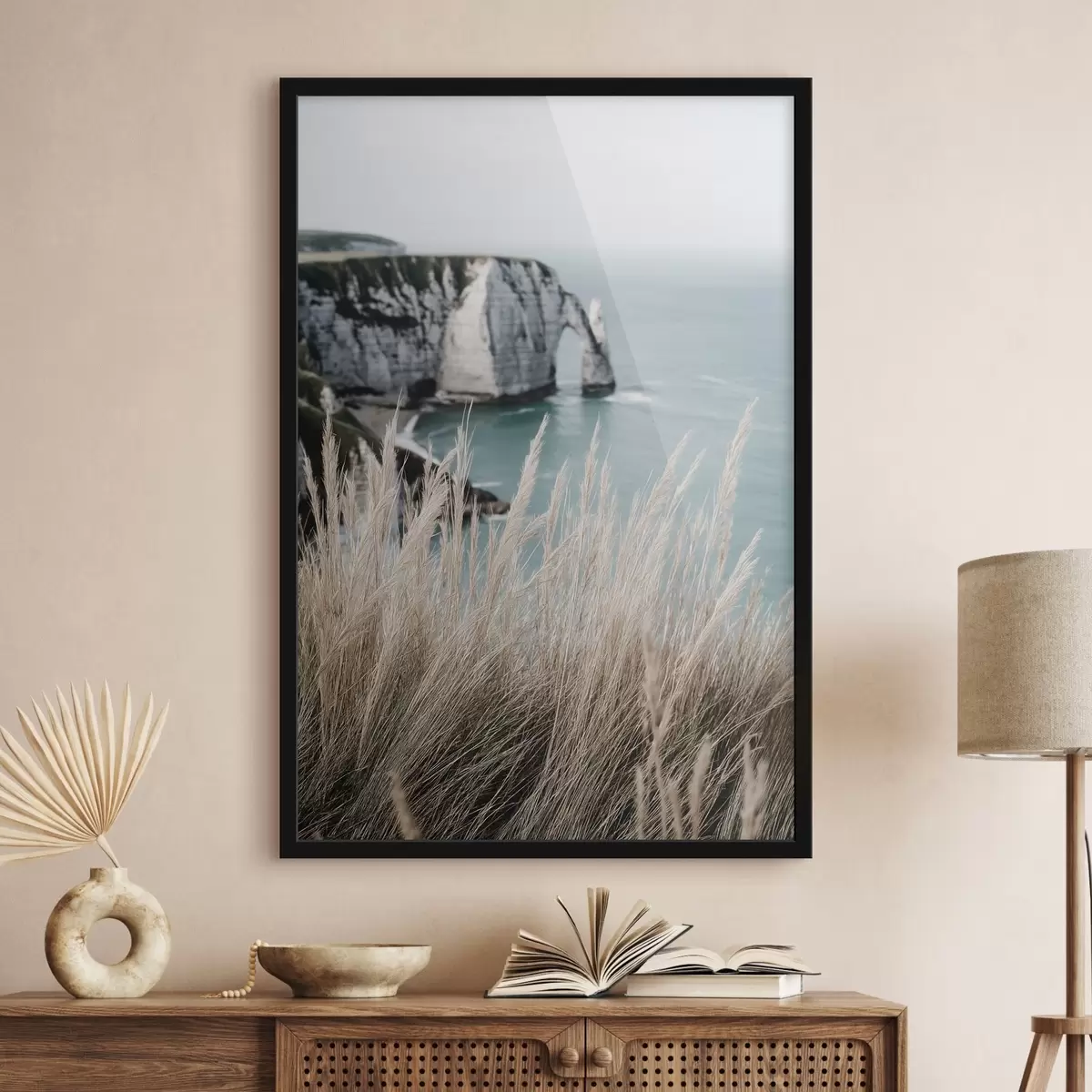 Poster Mar y arco de roca, vista a través de la hierba seca f46142